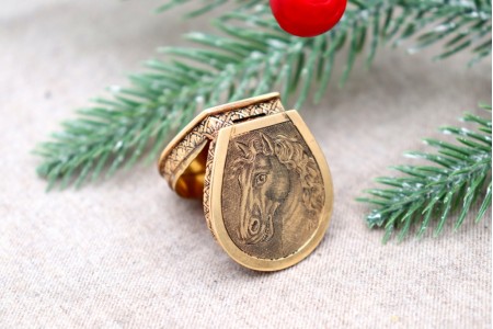  Caixa de comprimidos de ouro em forma de ferradura e cabeça de cavalo gravado